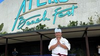 Aspri kondang Hotman Paris kini melebarkan sayapnya di dunia kuliner. Baru-baru ini dirinya mengabarkan pembukaan beach club terbesar di Bali. Foto: Instagram/hotmanparisofficial