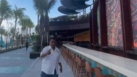 Hotman Paris memperlihatkan bagian depan beach club yang ternyata juga tidak kalah luas dengan bagian dalamnya. Puluhan kursi bar tampak tersusun rapi dan bisa ditempati oleh para tamu yang datang ke sini. Foto: Instagram/hotmanparisofficial
