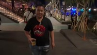Hotman Paris rutin membagikan video-video saat berada di Atlas Beach Fest. Salah satunya momen saat ia berkeliling sambil membawa minuman di tangannya. Foto: Instagram/hotmanparisofficial