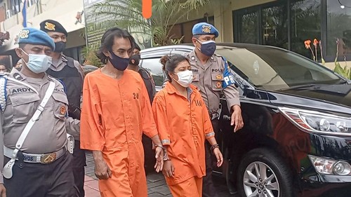 Ibu kandung dan pacar ibu kandung bocah telantar di Desa Sidakarya, Denpasar, Bali, digiring polisi dengan memakai baju tahanan.