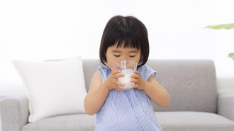 Moms! Begini Bahayanya Jika Anak Minum Susu Sapi Mentah Tanpa Pasteurisasi