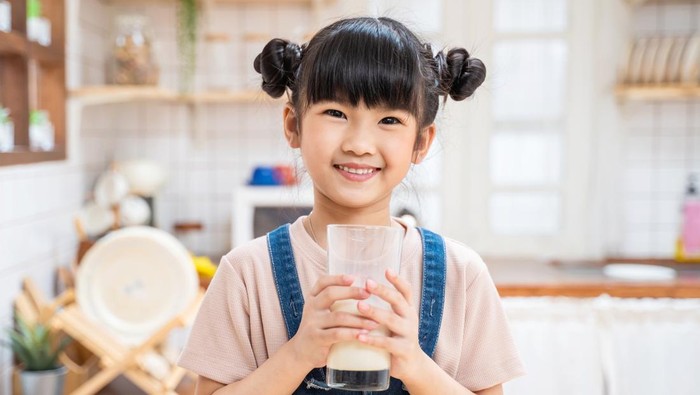Ilustrasi anak minum susu atau alergi susu