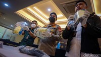 Polisi menunjukan barang bukti yang disita dalam kasus ini.