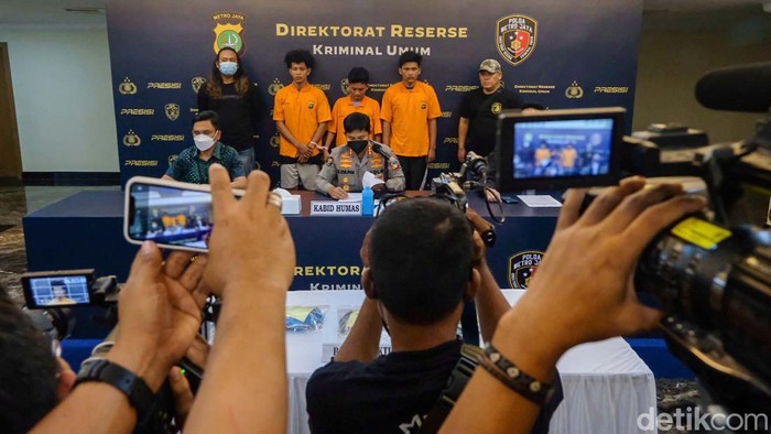 Sesosok mayat perempuan ditemukan warga di Kali Cikeas, Jatisampurna, Bekasi. Ini sosok pembunuhnya.