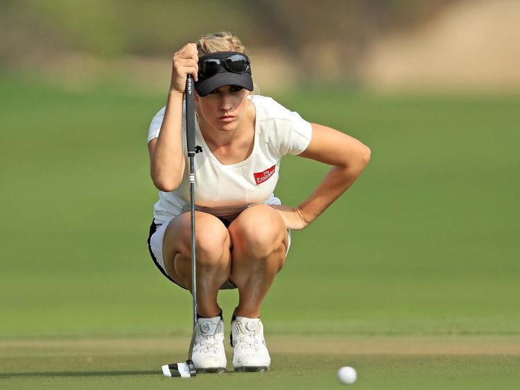 Intip Gaya Pegolf Seksi Paige Spiranac