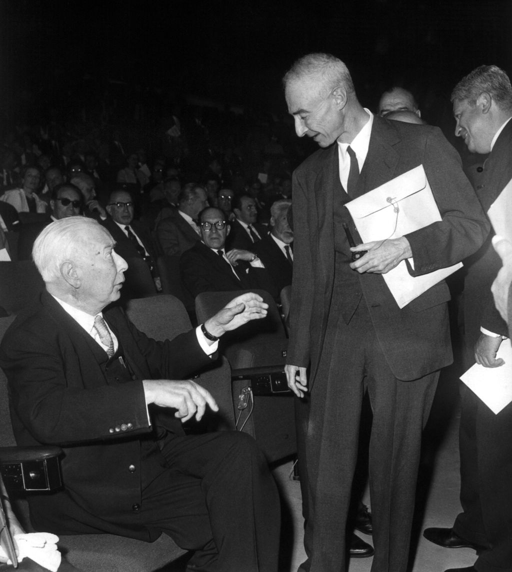 Der amerikanische Atomphysiker J. Robert Oppenheimer (r) begrüßt Altbundespräsident Theodor Heuss (l), den Ehrenpräsidenten der Tagung des Kongresses für kulturelle Freiheit. Mit einem Festakt in der Berliner Kongresshalle am 16. Juni 1960 wurde der Kongress unter dem Motto 