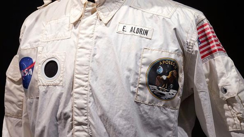 Buzz Aldrin's Inflight Coverall Jacket, worn by him on his  Apollo 11 mission to the Moon is on display July 21, 2022 during a media preview at Sothebys in New York. - The  auction is Celebrating Life & Career of Legendary Astronaut Buzz Aldrin featuring Space-Flown Artifacts from Gemini XII & Apollo 11 Missions. (Photo by TIMOTHY A. CLARY / AFP) (Photo by TIMOTHY A. CLARY/AFP via Getty Images)