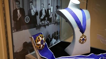 Benda yang akan dilelang lainnya adalah Medali Kebebasan Kepresidenan yang diberikan kepada Buzz Aldrin dari mantan Presiden AS Richard Nixon.  