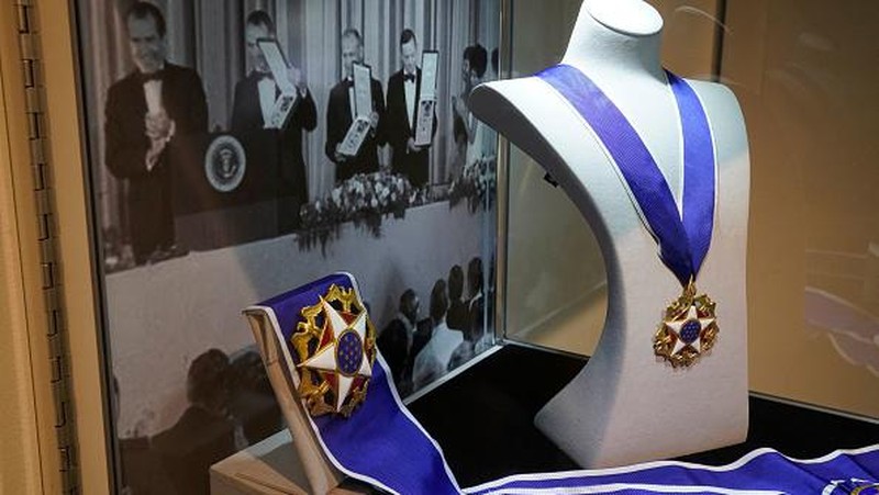 Buzz Aldrin's Inflight Coverall Jacket, worn by him on his  Apollo 11 mission to the Moon is on display July 21, 2022 during a media preview at Sothebys in New York. - The  auction is Celebrating Life & Career of Legendary Astronaut Buzz Aldrin featuring Space-Flown Artifacts from Gemini XII & Apollo 11 Missions. (Photo by TIMOTHY A. CLARY / AFP) (Photo by TIMOTHY A. CLARY/AFP via Getty Images)