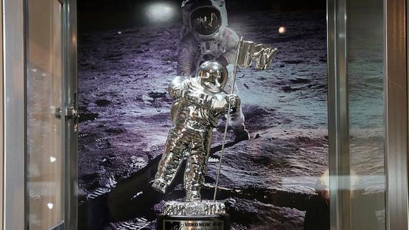 Buzz Aldrin's Inflight Coverall Jacket, worn by him on his  Apollo 11 mission to the Moon is on display July 21, 2022 during a media preview at Sothebys in New York. - The  auction is Celebrating Life & Career of Legendary Astronaut Buzz Aldrin featuring Space-Flown Artifacts from Gemini XII & Apollo 11 Missions. (Photo by TIMOTHY A. CLARY / AFP) (Photo by TIMOTHY A. CLARY/AFP via Getty Images)