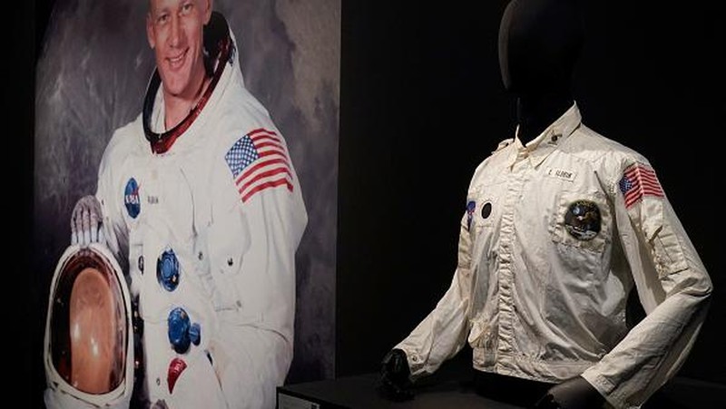 Buzz Aldrin's Inflight Coverall Jacket, worn by him on his  Apollo 11 mission to the Moon is on display July 21, 2022 during a media preview at Sothebys in New York. - The  auction is Celebrating Life & Career of Legendary Astronaut Buzz Aldrin featuring Space-Flown Artifacts from Gemini XII & Apollo 11 Missions. (Photo by TIMOTHY A. CLARY / AFP) (Photo by TIMOTHY A. CLARY/AFP via Getty Images)