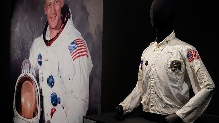 Buzz Aldrins Inflight Coverall Jacket, worn by him on his  Apollo 11 mission to the Moon is on display July 21, 2022 during a media preview at Sothebys in New York. - The  auction is Celebrating Life & Career of Legendary Astronaut Buzz Aldrin featuring Space-Flown Artifacts from Gemini XII & Apollo 11 Missions. (Photo by TIMOTHY A. CLARY / AFP) (Photo by TIMOTHY A. CLARY/AFP via Getty Images)