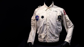 Jaket Inflight Coverall Buzz Aldrin, dipajang selama pratinjau media di Sothebys, New York, Amerika Serikat, Kamis (21/7/2022). Jaket milik astronaut Buzz Aldrin akan dilelang di balai lelang Sothebys hingga US$2 juta (Rp 30 miliar).  