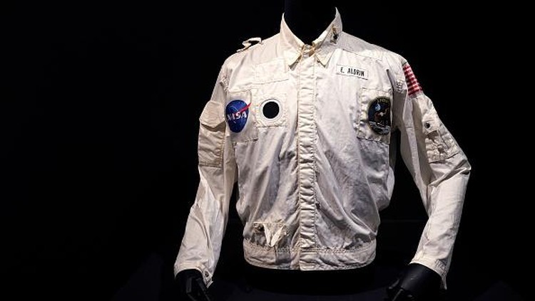 Buzz Aldrins Inflight Coverall Jacket, worn by him on his  Apollo 11 mission to the Moon is on display July 21, 2022 during a media preview at Sothebys in New York. - The  auction is Celebrating Life & Career of Legendary Astronaut Buzz Aldrin featuring Space-Flown Artifacts from Gemini XII & Apollo 11 Missions. (Photo by TIMOTHY A. CLARY / AFP) (Photo by TIMOTHY A. CLARY/AFP via Getty Images)