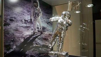 Kepala Ilmu Pengetahuan dan Budaya Populer Global Sotheby, Cassandra Hatton menambahkan bahwa itu adalah satu-satunya pakaian terbang dari misi Apollo 11 yang tersedia untuk dibeli.  