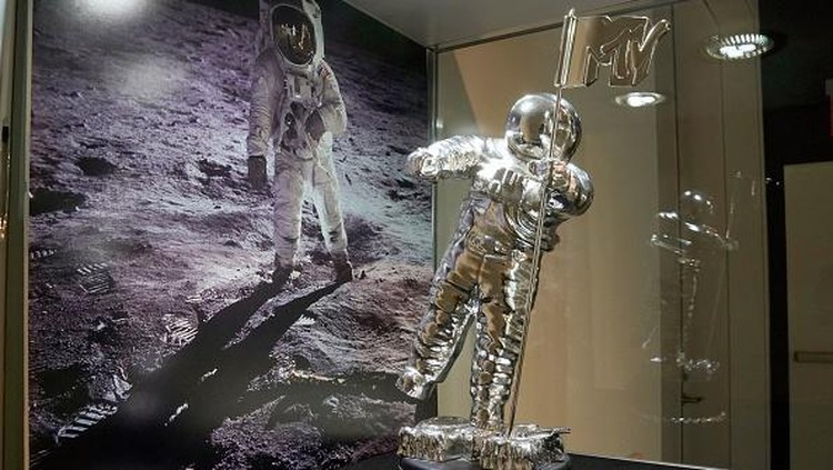 Jaket Astronaut dari Misi Apollo 11 ke Bulan Ini Dilelang Rp 30 M Buzz Aldrins Inflight Coverall Jacket, worn by him on his Apollo 11 mission to the Moon is on display July 21, 2022 during a media preview at Sothebys in New York. - The auction is Celebrating Life & Career of Legendary Astronaut Buzz Aldrin featuring Space-Flown Artifacts from Gemini XII & Apollo 11 Missions. (Photo by TIMOTHY A. CLARY / AFP) (Photo by TIMOTHY A. CLARY/AFP via Getty Images)