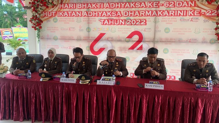 Jaksa tetapkan 4 tersangka kasus korupsi pengadaan PLTS senilai Rp 53,6 miliar di Kutai Timur.