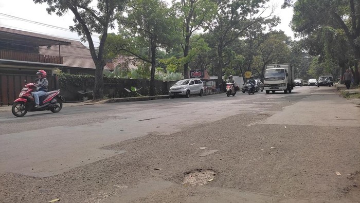 Jalan Sukabumi, dekat Gedung DPRD Kota Bandung banyak titik berlubangnya.