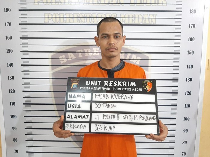 Tersangka jamret merampas satu unit handphone dari tangan wanita di Medan. Istimewa
