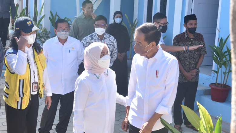 Jokowi saat mengunjungi Proyek Pengembangan Sarana Hunian Pendukung Kawasan Pariwisata, Kampung Baru, Labuan Bajo.