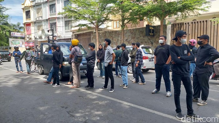 Kantor DPD I Golkar Sulsel digeruduk massa pendukung mosi tidak percaya ke Ketua DPD Taufan Pawe. (Darma/detikSulsel)