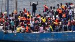 Momen Pengepungan Kapal yang Bawa 150 Migran Ilegal di Florida, AS