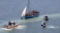 Dilaporkan ada sekitar 150 migran di atas perahu layar tersebut.  