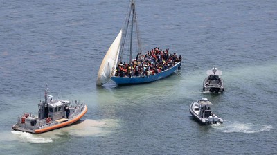 Momen Pengepungan Kapal yang Bawa 150 Migran Ilegal di Florida, AS