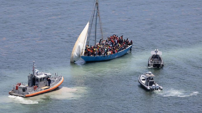 Kapal Layar Berisi 150 Migran Dicegat Penjaga Pantai AS ISLANDIA, FLORIDA - JULY 21: Law enforcement officials along with U.S. Coast Guard sail near a sailboat containing approximately 150 migrants on July 21, 2022 in Islandia, Florida. U.S. Coast Guard, Miami-Dade police and other law enforcement agencies are processing the migrants after they were intercepted near Boca Chita Key Thursday morning. (Photo by Joe Raedle/Getty Images)