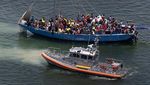 Momen Pengepungan Kapal yang Bawa 150 Migran Ilegal di Florida, AS