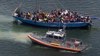 Perahu layar tersebut dicegat karena tidak memiliki izin berlayar di lepas pantai Florida.  