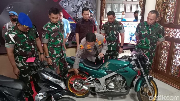 Kapolrestabes Semarang Irwan Anwar menunjukkan sepeda motor yang disebut milik kawanan pelaku penembak istri TNI di Semarang, Jumat (22/7/2022).