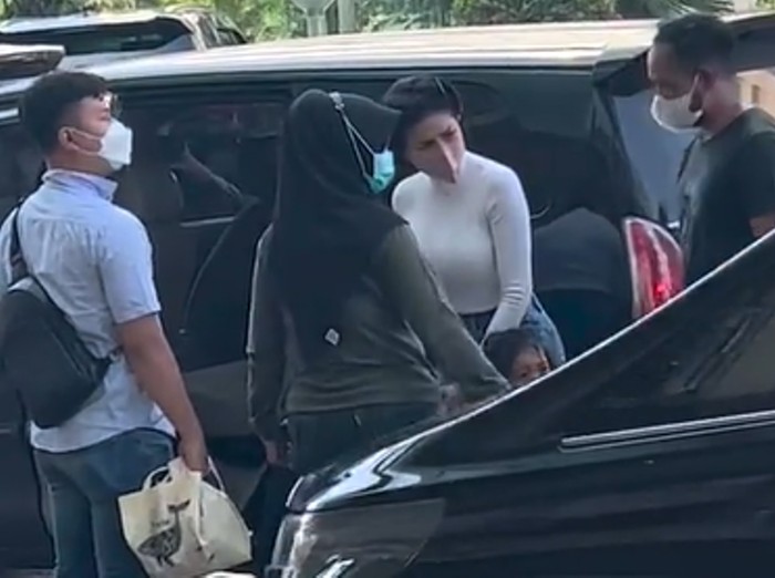 Kasus Nikita Mirzani kini memasuki babak baru. Nikita Mirzani ditangkap polisi saat berada di pusat perbelanjaan Senayan City, Jakarta Pusat, Kamis (21/7/2022).