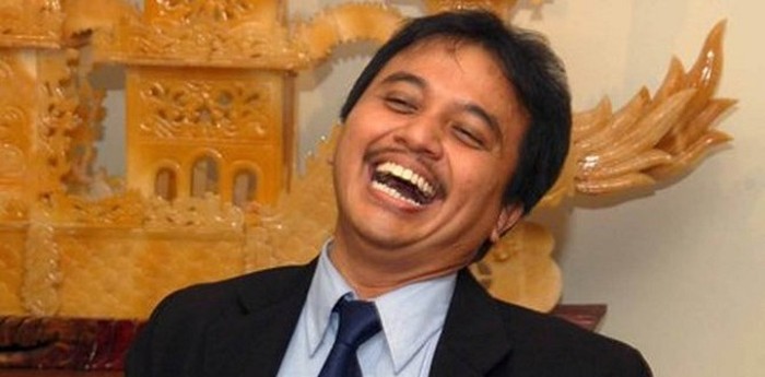 Postingan Roy Suryo tentang meme stupa Candi Borobudur menjerat dirinya sebagai tersangka. Roy Suryo dianggap melakukan penistaan terhadap simbol agama Buddha.