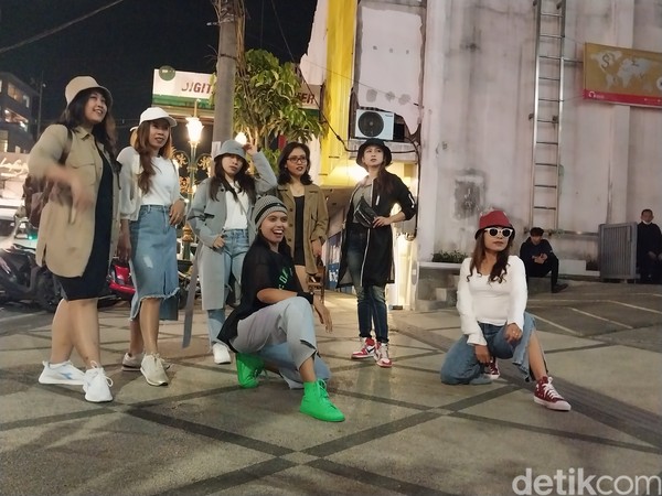 Gaung Citayam Fashion Week ternyata menjalar ke kota lain di Jawa TImur (Jatim). Salah satunya di kawasan Kayutangan, Kota Malang. Sejumlah orang menggagas dan menyerukan Kayutangan Street Style. (M Bagus Ibrahim) Gaung Citayam Fashion Week ternyata menjalar ke kota lain di Jawa TImur (Jatim). Salah satunya di kawasan Kayutangan, Kota Malang. Sejumlah orang menggagas dan menyerukan Kayutangan Street Style. (M Bagus Ibrahim)
