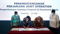 Turut hadir dalam acara tersebut M Nawawi, Direktur Paramount Land, Ervan Adi Nugroho Presiden Direktur PT Paramount Enterprise International, Dian Takdir Badrsyah, Direktur Utama PT Jasamarga Related Business (PT JMRB) dan Bayu Nurbaya, Direktur Pengembangan Kawasan PT JMRB saat melakukan Penandatangan Perjanjian Joint Operation Pengembangan Kawasan Properti di Paramount Petals.