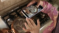 Dari dapur ini, jutaan orang dunia menyaksikan keahlian memasak Abir El Saghir. Perempuan berusia 23 tahun ini menggabungkan fashion dan memasak dalam video pendeknya.