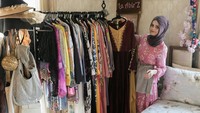 Abir memperlihatkan deretan busananya yang dipakai untuk membuat konten video.