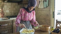 Koki TikTok Abir El Saghir menyiapkan hidangan kue di dapurnya di Jeb Jennin, Bekaa barat, Lebanon, Kamis, (30/6/2022).