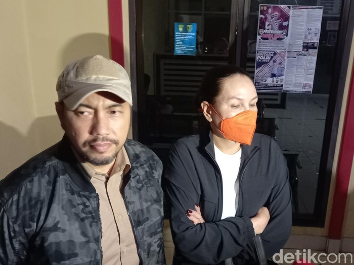 Fitri Salhuteru dan Sunan Kalijaga usai menjenguk Nikita Mirzani di Polres Serang Kota
