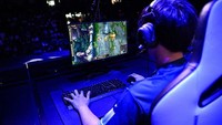 Dentuman suara keyboard terdengar meriah bersamaan dengan gesitnya tangan yang menggenggam mouse.   
