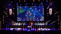 Nampak terang layar monitor berisikan turnamen videogame para atlet esports yang sedang diperjuangkan.   