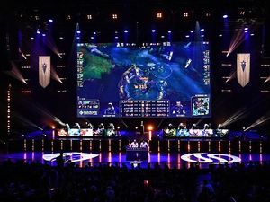 Kemeriahan Pemain Esports Saat Kompetisi di Paris