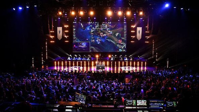 Keseruan Pemain Esports Saat Kompetisi di Paris E-sport professional players compete on stage in a game between Team Mirage Elyandra (L) and Team Solary (R) during a LFL Prixtel Day League of Legends competition at La Seine Musicale in Boulogne-Billancourt in the western outskirts of Paris on July 21, 2022. (Photo by Christophe ARCHAMBAULT / AFP) (Photo by CHRISTOPHE ARCHAMBAULT/AFP via Getty Images)