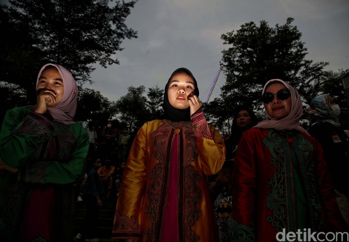 Jika Jepang punya Harajuku, Indonesia kini punya istilah Haradukuh usai viral Citayam Fashion Week di Dukuh Atas. Kawula muda Ibu Kota pun ikut ambil bagian.