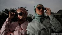 Kini, catwalk Dukuh Atas tidak hanya diramaikan remaja SCBD alias Sudirman, Citayam, Bojong Gede, Depok, saja lho. Kawula Muda Ibu Kota juga ikut ambil bagian.