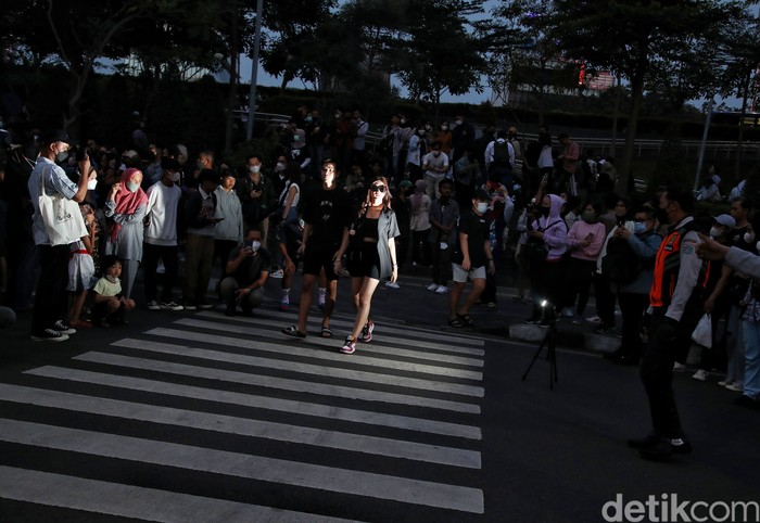 Ketika Kawula Muda Ibu Kota Terbius Haradukuh Citayam Jika Jepang punya Harajuku, Indonesia kini punya istilah Haradukuh usai viral Citayam Fashion Week di Dukuh Atas. Kawula muda Ibu Kota pun ikut ambil bagian.