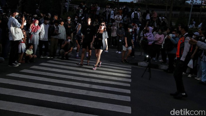 Jika Jepang punya Harajuku, Indonesia kini punya istilah Haradukuh usai viral Citayam Fashion Week di Dukuh Atas. Kawula muda Ibu Kota pun ikut ambil bagian.