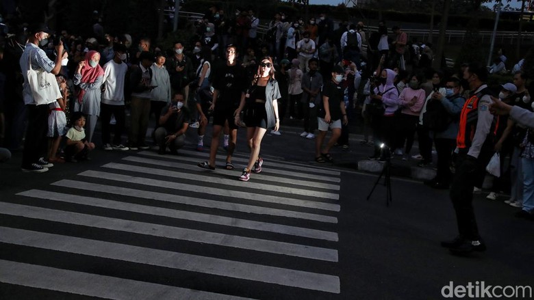 Ketika Kawula Muda Ibu Kota Terbius Haradukuh Citayam Jika Jepang punya Harajuku, Indonesia kini punya istilah Haradukuh usai viral Citayam Fashion Week di Dukuh Atas. Kawula muda Ibu Kota pun ikut ambil bagian.