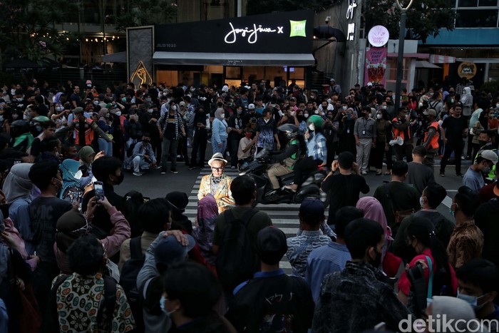 Jika Jepang punya Harajuku, Indonesia kini punya istilah Haradukuh usai viral Citayam Fashion Week di Dukuh Atas. Kawula muda Ibu Kota pun ikut ambil bagian.